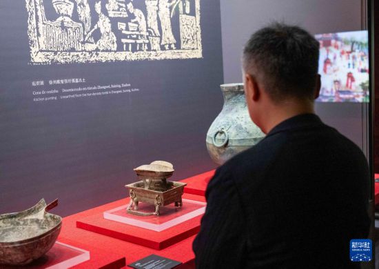 4月17日，参观者在汉代文物精品展上参观。新华社发（张金加 摄）