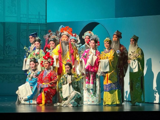 4月17日，北方昆曲剧院创排的宫廷风格昆曲《游园·惊梦》在香港西九文化区戏曲中心上演。新华社发（黄茜恬摄）